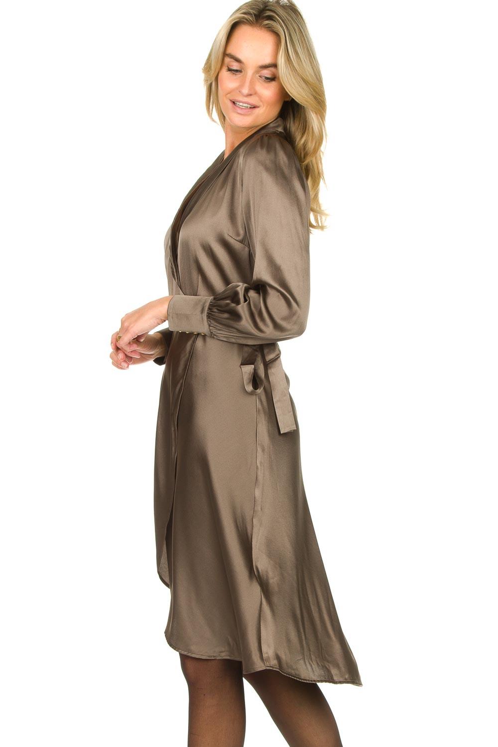 satijnen jurk met lange mouwen