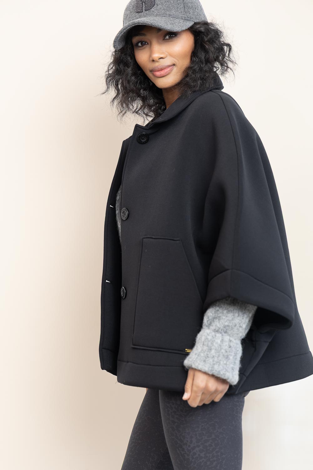 Scuba stof poncho Jackey | zwart | Deblon | Little Soho