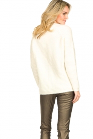 Knit-ted | Gebreide trui met v-hals Sara | naturel | Knitted sweater with v  | Picture 7