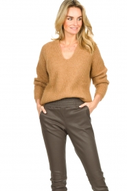 Knit-ted |  Knitted sweater with v-neck Sara | camel  | Picture 4