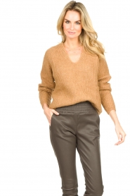 Knit-ted |  Knitted sweater with v-neck Sara | camel  | Picture 5