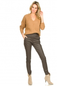 Knit-ted |  Knitted sweater with v-neck Sara | camel  | Picture 3