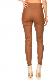 Knit-ted :  Faux leather leggings Amber | cognac - img7