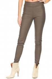 Knit-ted :  Faux leather leggings Amber | taupe  - img4