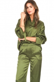 CHPTR S :  Oversized satin blouse Lavish | green - img5