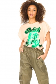 Sofie Schnoor | T-shirt met letters opdruk Sea | zalmroze   | Afbeelding 2
