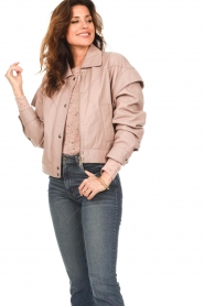STUDIO AR :  Leather jacket with statement shoulders Kimora | ash rose - img5