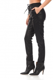 Knit-ted | Faux leather pants with elastic Colette | black  | Picture 5