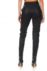 Knit-ted | Faux leather pants with elastic Colette | black  | Picture 7