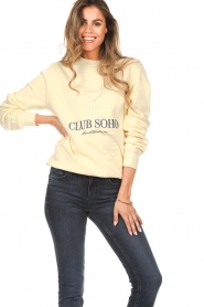 Club Soho | Sweater Happy Hour | geel  | Afbeelding 5