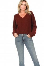 American Vintage :  Soft woolen V-neck sweater East | bordeaux - img2
