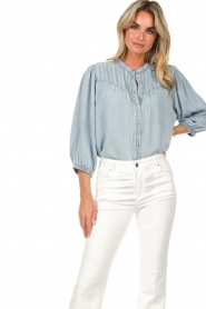 Sofie Schnoor :  Denim blouse with puff sleeves Amara | blue - img4