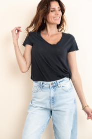 American Vintage |  Basic V-neck T-shirt Jacksonville | black | Picture 3