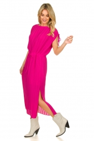 Silvian Heach | Midi jurk met plooien Qualyub | roze   | Afbeelding 2