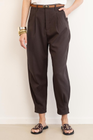 Copenhagen Muse |  High waist barrel trousers Tailor | dark brown | Picture 4
