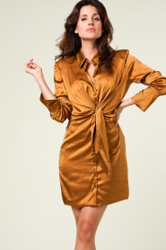 Patrizia Pepe | Jurk met knoopdetail Milo | camel   | Afbeelding 2