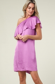 Kocca |  One-shoulder dress lanill | purple   | Picture 5
