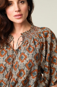 Berenice |  Print blouse Barista | camel  | Picture 9