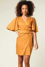 Vanessa Bruno |  Linen wrap dress Tabasco | ochre  | Picture 2