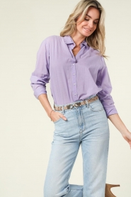 Moment Amsterdam |  Tailored cotton blouse Laura | purple  | Picture 6