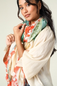 Moment Amsterdam |  Lightweight printed scarf Hawaii | green  | Picture 4
