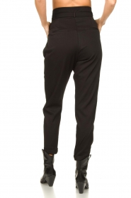 Aaiko | High-waist broek met riem Tressa | zwart  | Afbeelding 8