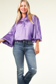 Ibana |  Shiny top with balloon sleeves Teuna | purple  | Picture 4