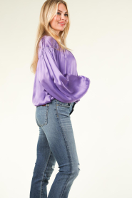 Ibana |  Shiny top with balloon sleeves Teuna | purple  | Picture 7