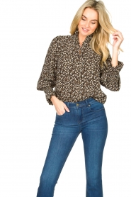 Sofie Schnoor | Gesmokte blouse met bloemenprint Mily | zwart   | Afbeelding 2