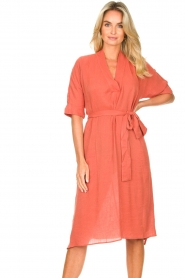 Knit-ted |  Midi dress with matching waistbelt Aileen | rusty brown  | Picture 2