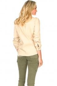 Sofie Schnoor | Jeans blouse Silke | beige   | Afbeelding 7