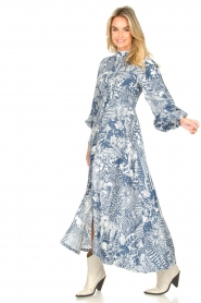 Silvian Heach | Maxi-jurk met bladerenprint Ludo | blauw  | Afbeelding 4
