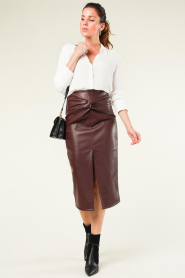 Kocca |  Faux leather pencil skirt Dafne | bordeaux   | Picture 4