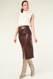 Kocca |  Faux leather pencil skirt Dafne | bordeaux   | Picture 6