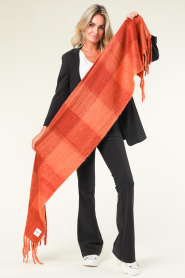 Moment Amsterdam |  Large soft wool blend scarf Mila | orange  | Picture 3