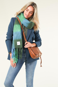 Moment Amsterdam |  Large soft wool blend scarf Mila | green  | Picture 3