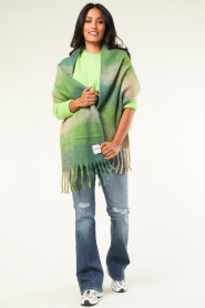 Moment Amsterdam |  Large soft wool blend scarf Mila | green  | Picture 4