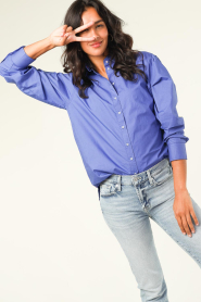 Moment Amsterdam |  Poplin blouse Iconic | blue  | Picture 6