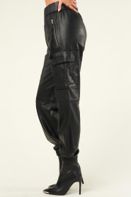 Notes Du Nord :  Leather cargo jogger Imaya | black - img6