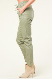 Alter Ego |  Leather jogger with slanted pockets Levine | green  | Picture 5
