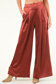 Knit-ted |  Pants with satin look Nica | bordeaux  | Picture 4