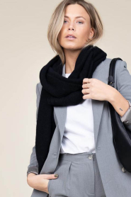 Knit-ted | Zachte gebreide sjaal Evy | zwart  | Afbeelding 2