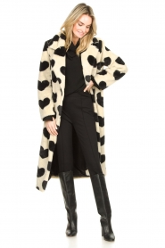 Ibana |  Faux fur coat with print Claire Hearts | black  | Picture 4
