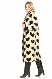 Ibana |  Faux fur coat with print Claire Hearts | black  | Picture 6
