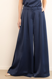 Dante6 |  Satin ultra wide leg trousers Onique | dark blue | Picture 6