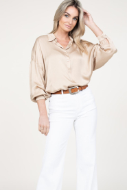 Kocca | Glanzende viscose blouse Geo | beige  | Afbeelding 6