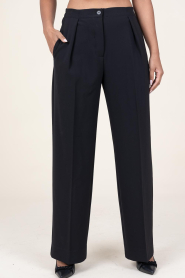 Second Female |  Pleated trousers Fique | black  | Picture 4