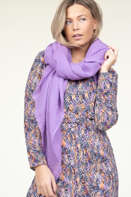 Moment Amsterdam |  Soft woolen scarf Kyra | purple  | Picture 2