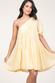 Devotion | One-shoulder jurk Gloria | geel  | Afbeelding 2