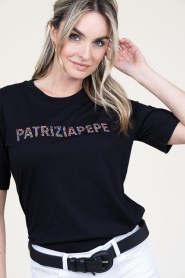 Patrizia Pepe | T-shirt met logo Lucia | zwart  | Afbeelding 8